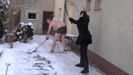 - Einige arbeitssklaven leben bei lady vampira im femdom empire im keller und werden, wenn arbeit zu verrichten ist, aus dem verliess geholt. Angetrieben von der bullwhip muss der sklave in ketten den schnee schippen und muss sich fr die herrin nackt in den kalten schnee werfen, damit sie auf ihm rumtrampeln kann. / Some drudge live with lady vampira in the femdom empire in the cellar and become if work is to be performed, out of which dungeons got. Driven of the bullwhip, the slave in chains must the snow shovel and must throw itself for the mistress naked into the cold snow so that she can trample on it.