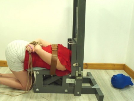 THE GUILLOTINE - SUB LUCY OFFERS HER HEAD