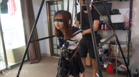 Studio Bling - Bunny single leg suspention gas mask play Studio Bling - Bunny single leg suspention gas mask play