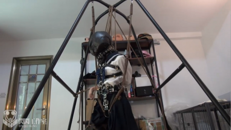 Studio Bling - Bunny single leg suspention gas mask play Studio Bling - Bunny single leg suspention gas mask play